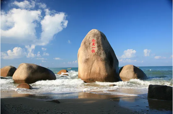 化身蓝海卫士，守护三亚海滨丨非凡娱乐环境首个“海域保洁”项目正式签约进场