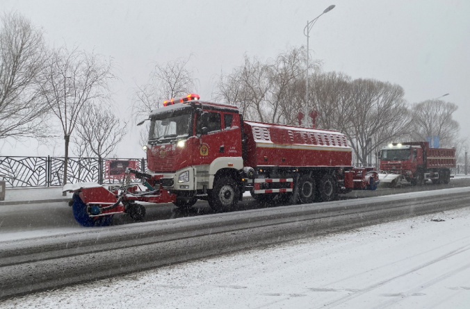 非凡娱乐环境除冰雪装备全力投入破冰作业，助力北京道路交通安全